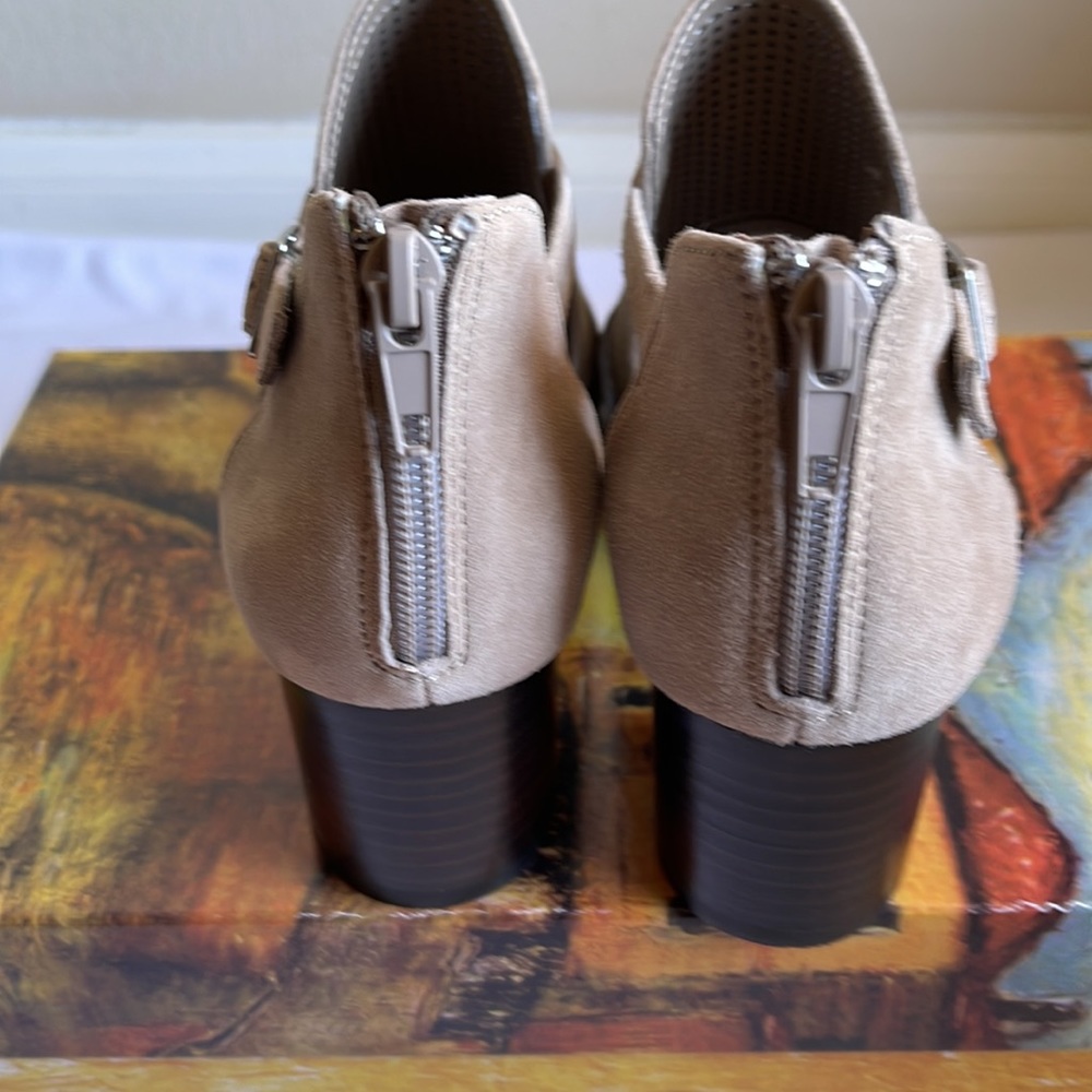 Bella Vita Women’s ILLIANA Almond Block Heel Sandals Size 8M. Brand New in box. - Picture 4 of 6